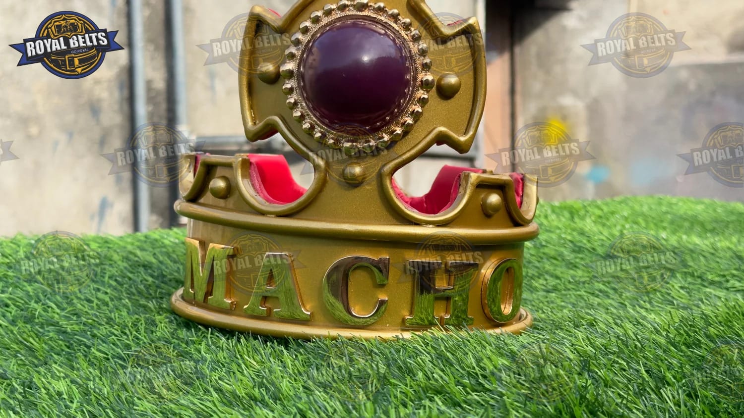 Macho Man Randy Savage crown bold design wrestling collectible